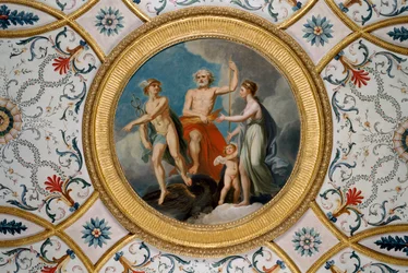 Uitzicht op het plafondrondel in de kleine salon