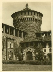 Uitzicht op de binnenplaats van het Castello Sforzesco in Milaan