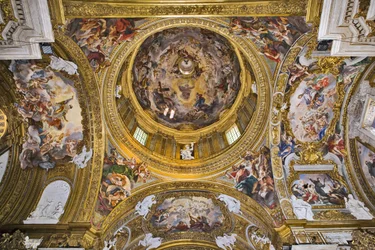 Zicht op de koepel, de pendentieven, de fouten van het transept en het antekoor met fresco