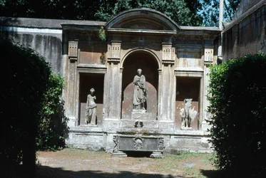 Uitzicht op de tuin, detail van fontein met Romeinse sarcofaag en beelden