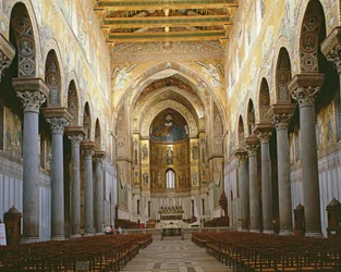 Zicht op het schip van de kathedraal van Monreale, Sicilië