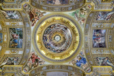 Zicht op het transeptplafond met de pendentieven en de koepel, Sant
