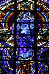 Maagd Maria glas-in-lood in de Notre-Dame-de-la-Trinite kerk door Louis Barillet & Jean Le Chevallier, Blois, Frankrijk