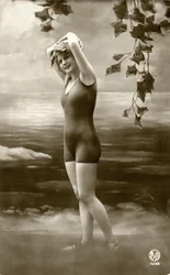 Vrouw in badpakken, ca. begin 1900 (ansichtkaart)