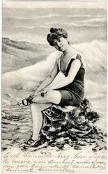 Vrouwen in badpakken, ca. begin 1900 (ansichtkaart)