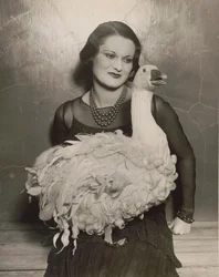 Britse actrice Isla Bevan met een exotische gans