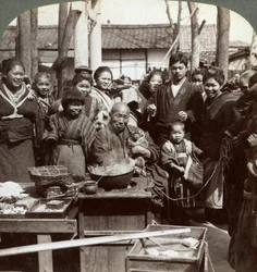 Een straatartiest met een aap die het publiek amuseert, Kobe, Japan, 1896