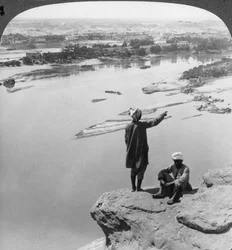 Aswan en het eiland Elephantine gezien vanaf de westelijke kliffen, Egypte, 1905