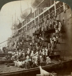 Het kolen van de Pacific mail SS Siberia, bij het versterkte marine station van Nagasaki, Japan, 1904