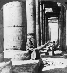 Zuilen van de grote tempel van Sethos I, Abydos, Egypte