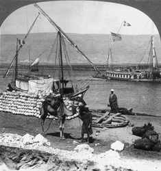 Dahabiyehs op de rivier klaar voor een Nijlreis, Egypte, 1905