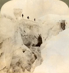 Afdaling van de Mont Blanc - enorme spleten nabij de top, Alpen, 1901