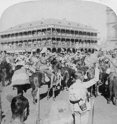 Veldmaarschalk Lord Roberts en staf juichen de koningin toe, Pretoria, Zuid-Afrika, 5 juni 1900