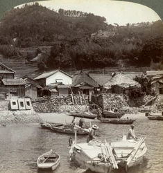 Vissersdorp Obatake aan de Binnenzee, kijkend naar het noorden naar de terrasvormige rijstvelden, Japan, 1904