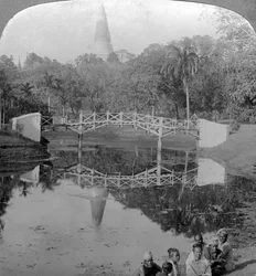 Vestingt uinen en de Shwedagonpagode, Rangoon, Birma, ca. 1900.