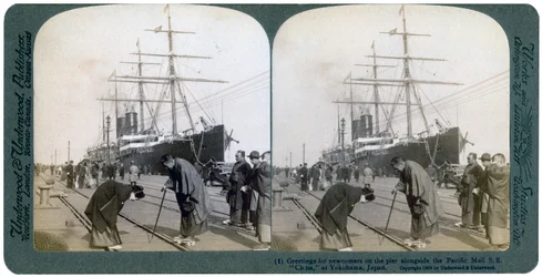 Begroeting voor nieuwkomers op de pier naast de Pacific Mail SS China, Yokohama, Japan