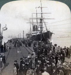 Groeten voor nieuwkomers op de pier naast de Pacific Mail SS China, in Yokohama, Japan, 1904