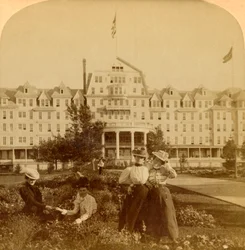 In de prachtige tuinen van het Frontenac Hotel, Round Island, Thousand Islands, 1900
