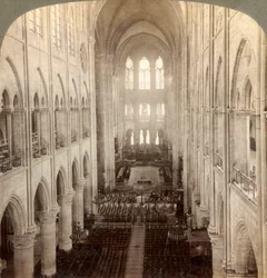 Interieur van de grote Notre Dame kathedraal, Parijs, Frankrijk, 1900