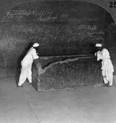 Sarcophaag van Khufu, gebroken door rovers, in de Grote Piramide, Egypte, 1905