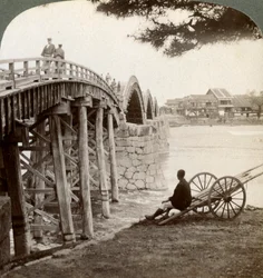 Kintai-brug over de Nishiki-rivier bij Iwakuni, noordwaarts kijkend, Japan, 1904