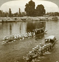 Lady Curzxon reist op de staatsboot van de Maharaja, Kasjmir, India, ca. 1900.