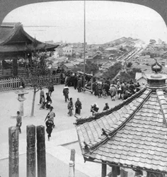 Uitzicht naar het oosten vanaf de Mildera-tempel over Otsu en het Biwa-meer, Japan, 1904