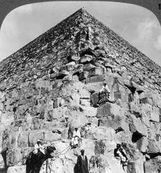 Kijkend naar de noordoostelijke hoek van de Grote Piramide, Egypte, 1905