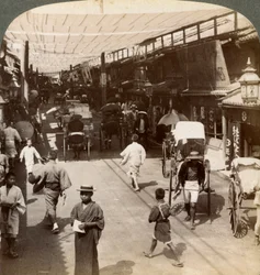 Zomerse drukte onder de luifels van Shijo Bashidori, een drukke verkeersader van Kyoto, Japan, 1904