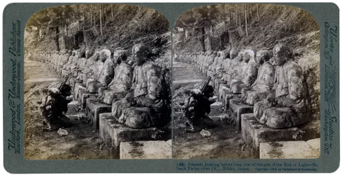 Boer die bidt voor een rij beelden van de God van het Licht, Daiya rivier, Nikko, Japan, 1904
