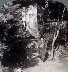Spattend water van een waterval in Yumoto, Japan, 1904