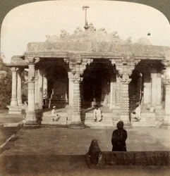 Prachtige marmeren tempels in Dilwarra, op Abu, de heilige berg van de Jains, India, 1903