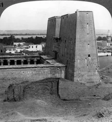 De pyloon en binnenplaats van de tempel van Horus in Edfu, Egypte, 1900