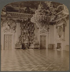 Troonzaal, Koninklijk Paleis, Berlijn, met borden beladen dressoir en koninklijke decoraties, Duitsland, 1903