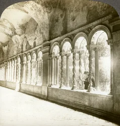 Gedraaide zuilen in de klooster, Basiliek van Sint Paulus Buiten de Muren, Rome, Italië