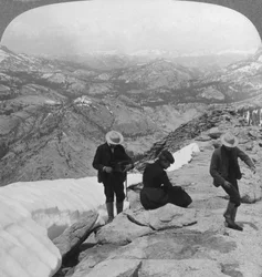 Uitzicht vanaf Clouds Rest over Tenaya Lake naar de verre Matterhorn, Californië, VS, 1902