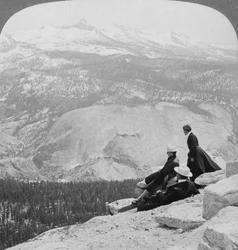 Uitzicht vanaf Clouds Rest over de Little Yosemite Valley naar Mount Clark, Californië, VS, 1902