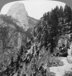 Uitzicht vanaf Glacier Canyon naar Half Dome, Yosemite Valley, Californië, VS, 1902