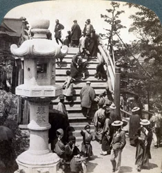 Gelovigen steken de halfronde brug over naar de Kameido-tempel, kijkend naar het noorden, Tokio, Japan