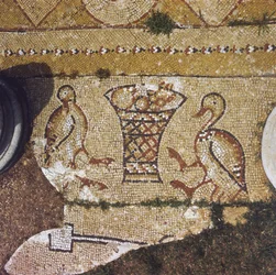 Libanon, deel van een Byzantijns mozaïek tussen de ruïnes van Beit Meri.