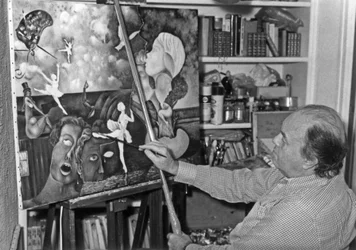 Pierre Velly Alias Pierre De Varga in Zijn Werkplaats Geeft een Laatste Touch aan een van Zijn Canvas 11 April 1986