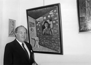 Pierre Velly Alias Pierre De Varga Voor een van Zijn Canvas bij de Opening van Zijn Tentoonstelling in de Galerie 3000 11 April 1986