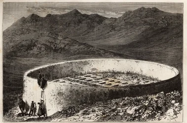 Een guebra (of Zoroastrische) begraafplaats nabij Teheran (Iran), in de vorm van een grote toren met een omtrek van 60 meter en een hoogte van 5 meter
