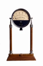 Een milliampèremeter (of ampèremeter): apparaat ontworpen om de intensiteit van de elektrische stroom te berekenen.