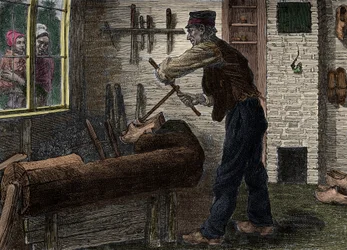 Een saboteur aan het werk in zijn werkplaats in België, in 