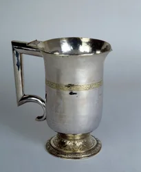 Aiguiere met een rechte handgreep in zilver en goud