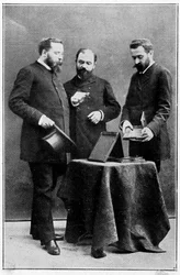 Alphonse Bertillon toont antropometrische clichés aan twee van de politieprefecten onder wie hij was geplaatst, 25/03/1888