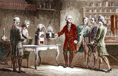 Antoine Laurent Lavoisier (1743-1894) voert de ontleding van lucht uit in 1776 - Antoine Laurent Lavoisier Engelse chemicus, toont collega-wetenschappers zijn experiment dat de samenstelling van lucht onthulde in 1776 - Gravure van Louis Figuier