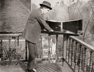 Archibald Montgomery Low met de Audiometer, uit Master Minds of Modern Science, gepubliceerd 1930