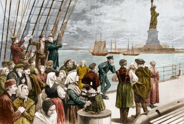 Aankomst van emigranten in New York in 1887, met het Vrijheidsbeeld op de achtergrond. ©Leemage